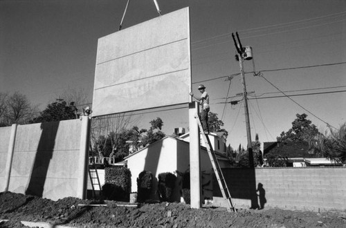 Construction of the Orange Line, Tarzana