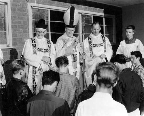 Cardinal blesses boys