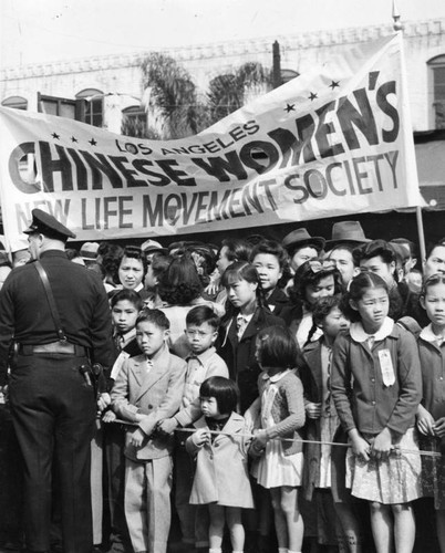 Crowd awaiting Madame Chiang Kai-Shek