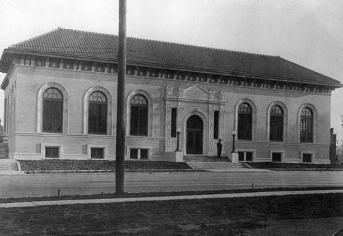 Front entrance, Benjamin Franklin Branch Library