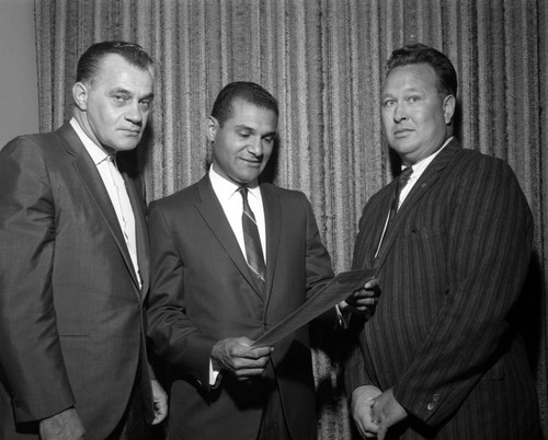 Billy Mills with unidentified men