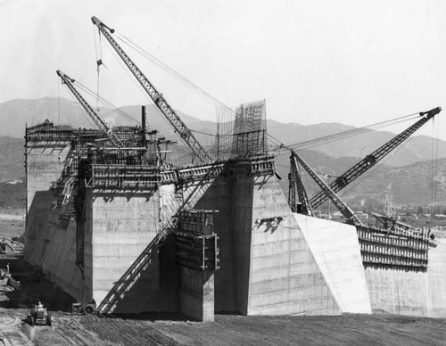 Spillway construction, Hansen Dam