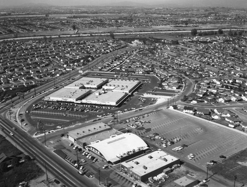 Whittier Downs Shopping Center, Santa Fe Springs