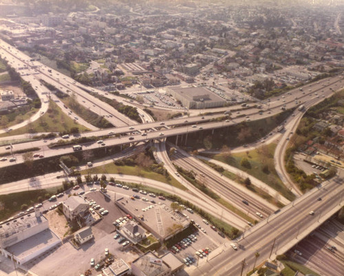 Multilevel freeway interchange