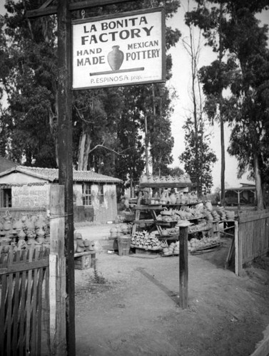 La Bonita Factory sign