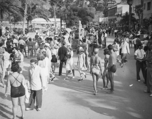 Crowds near the Hotel Mac Rae in Avalon