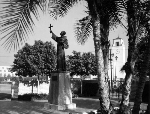 Juni´pero Serra statue, view 6