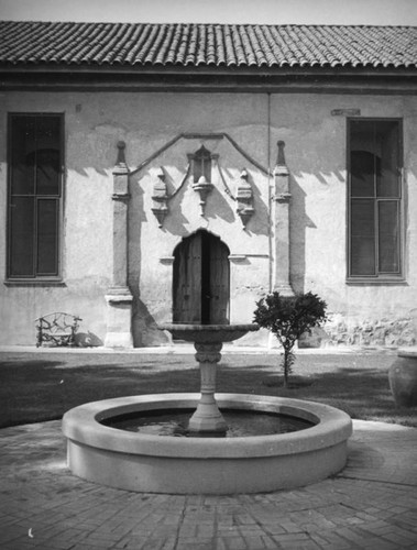 San Buenaventura Mission, fountain and cathedral