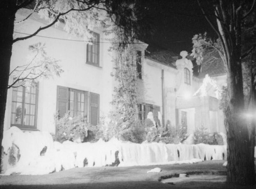 Beverly Hills Christmas light home tour, fake snow