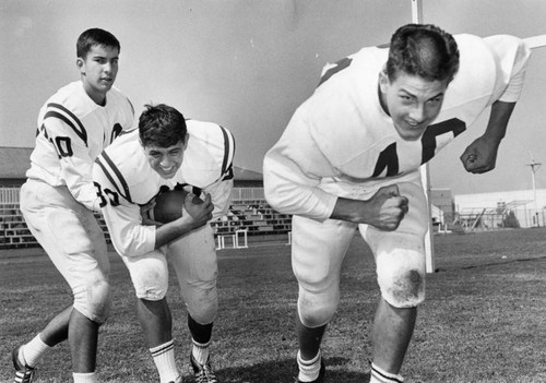 Keith Krammes hands off to Manny Ybarra with Phil Culotta blocking