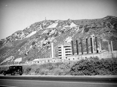 Oil refinery, Roosevelt Highway