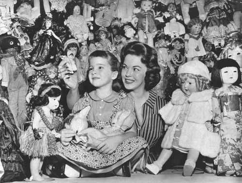 Shirley Temple, a living doll among a myriad of dolls