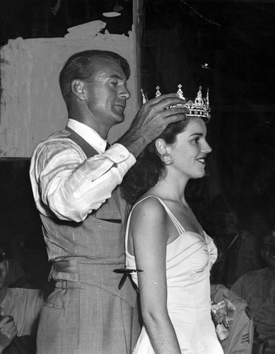 Gary Cooper crowns Margie Reinwald