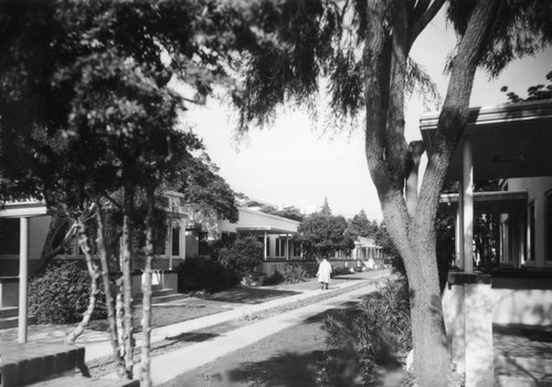 Courtyard apartments in Hollywood, view 1