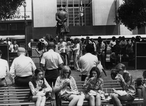 "Why not" concerts in Pershing Square