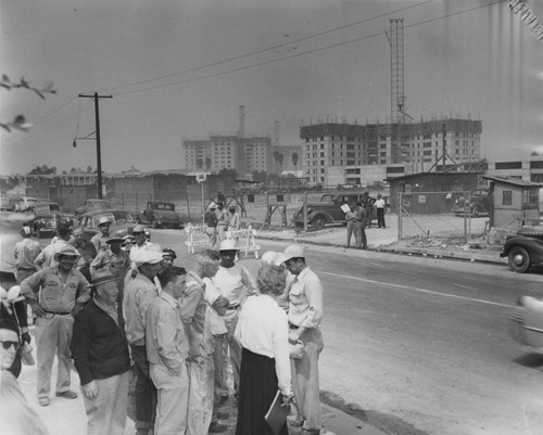 Workers honor lone picket