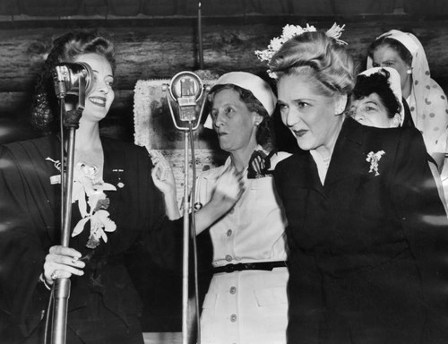 Mary Pickford takes a bow