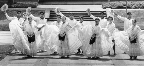 El Grupo Folklorico dress rehearsal