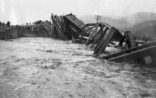 Union Pacific train wreck, view 2