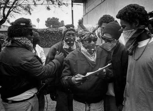 Gang members sign peace treaty