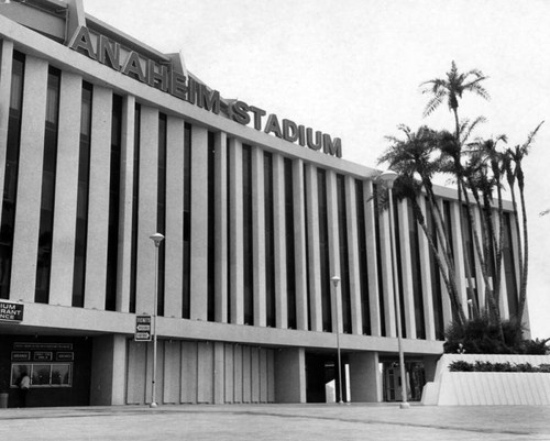 Anaheim Stadium, exterior