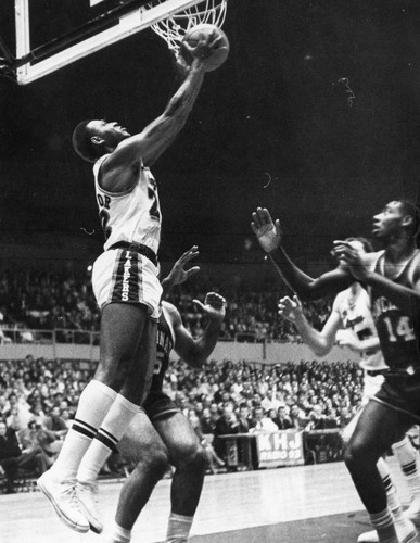 Here's why NBA foes quiver when Elgin Baylor starts to drive