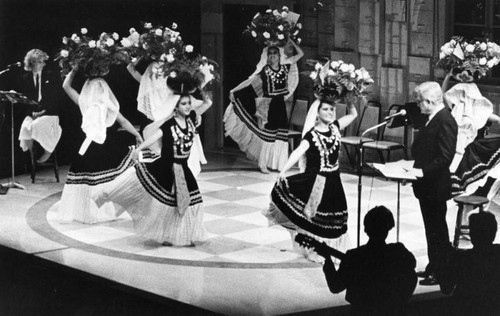 Eddie Albert watches dancers at memorial