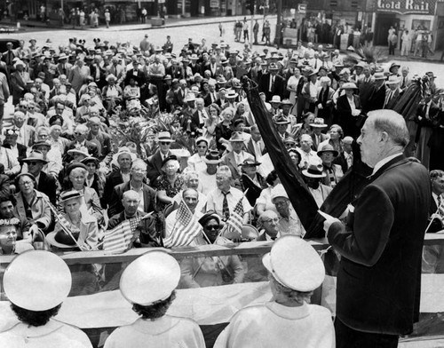 Cryer addresses crowd at Pershing Square