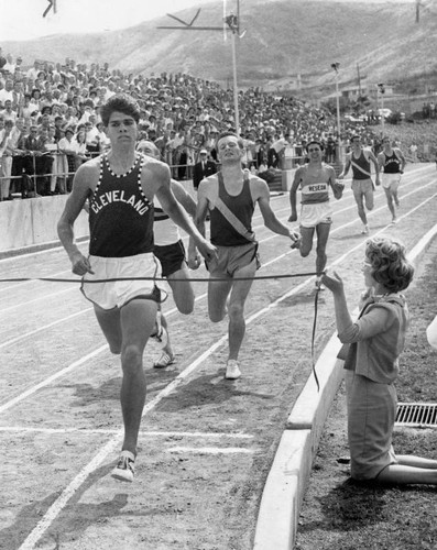 Norm Bain, Cleveland High, leads 880 field to tape