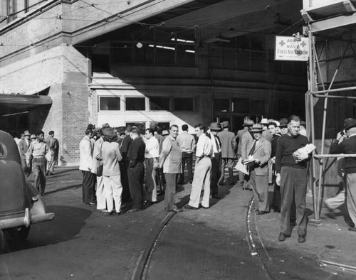 Crowds wait during transit strike