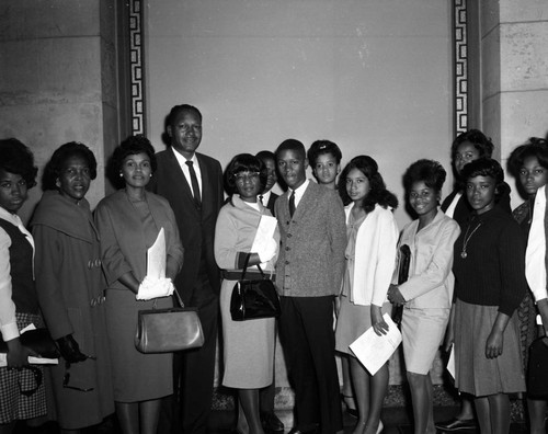 Tom Bradley with visitors at Los Angeles City Hall