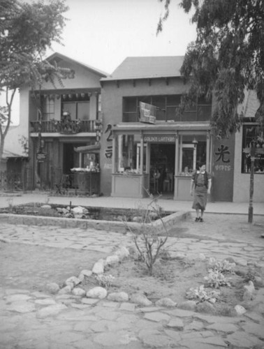 Golden Lantern Gift Shop and Quan Yin Temple, China City