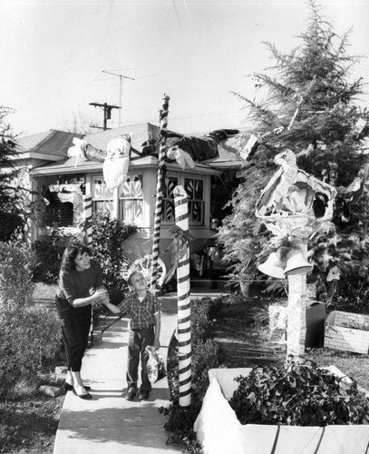 Santa arrives in Reseda