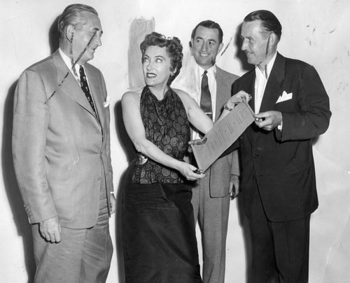 Gloria Swanson receives award