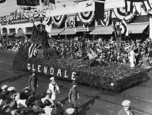 Glendale's Statue of Liberty parade float