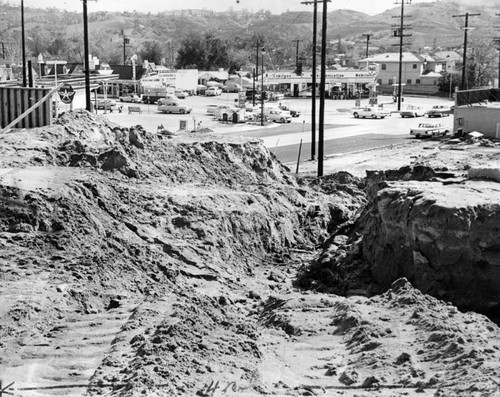 Mud to left and right hampers freeway builders