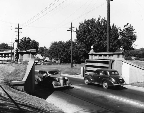 Gates to close road