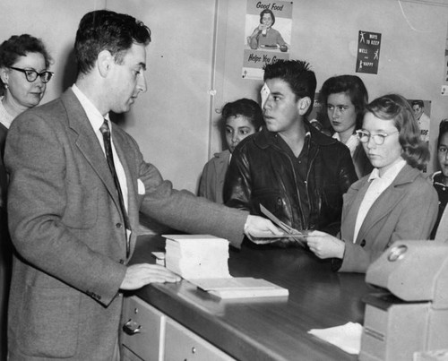 Injured pupil signs up