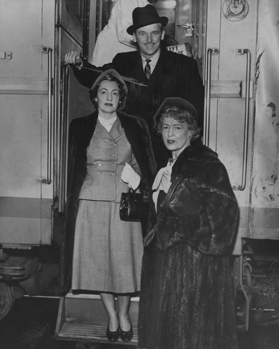 Douglas Fairbanks Jr., his wife Mary Lee, and Cobina Wright return to Los Angeles by train