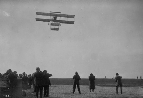 Louis Paulhan flying a Farman biplane