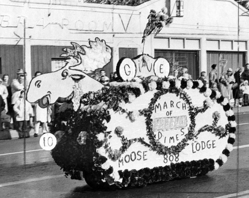 Moose Lodge float passes by in 'Dimes' parade