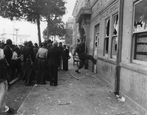 Mob breaks into Federal Building, Tijuana