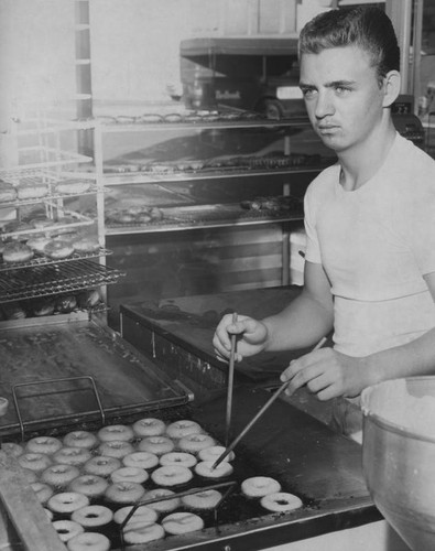 LeRoy Parrish, donut maker, keeps working despite robbery