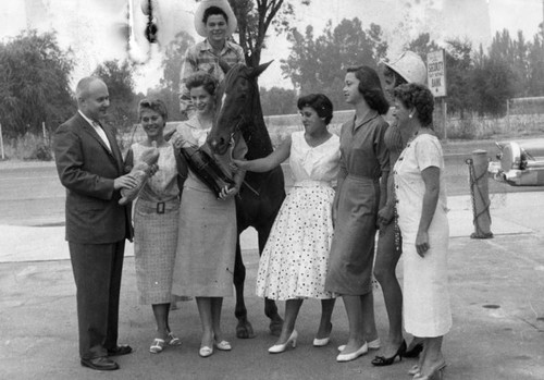 Queen candidates sample food