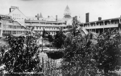 Hotel del Coronado courtyard, corner view