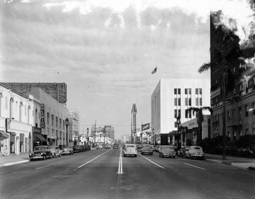 View down the middle of Wilshire Blvd