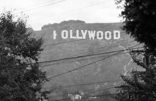 Hollywood sign being altered [graphic] /