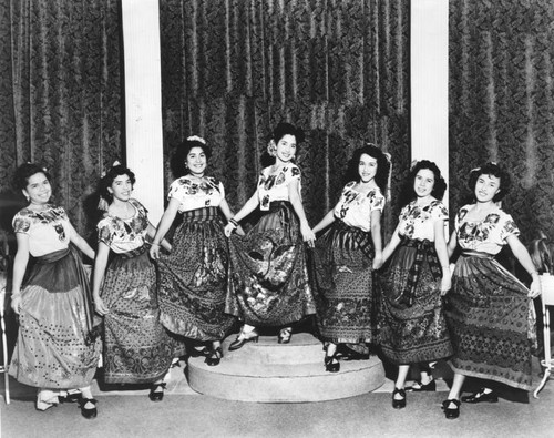 Senoritas appearing on the Mayan stage