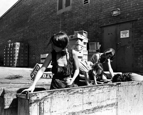 Garbage run behind supermarket