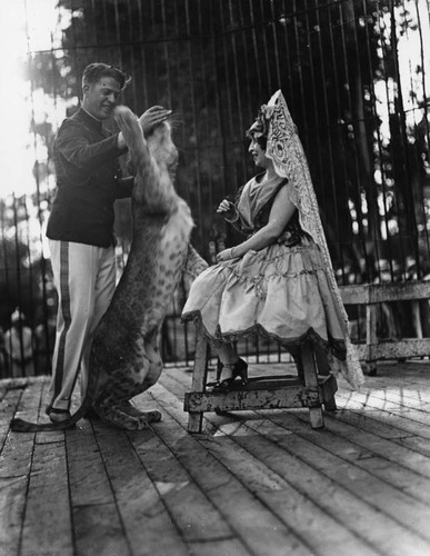 Performing at Luna Park Zoo, view 1